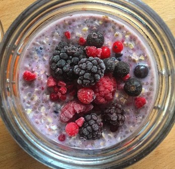 Berry overnight oats